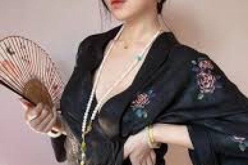 张雪峰后事安排曝光！婚姻传闻真相将揭开有网红发文暗讽惹众怒